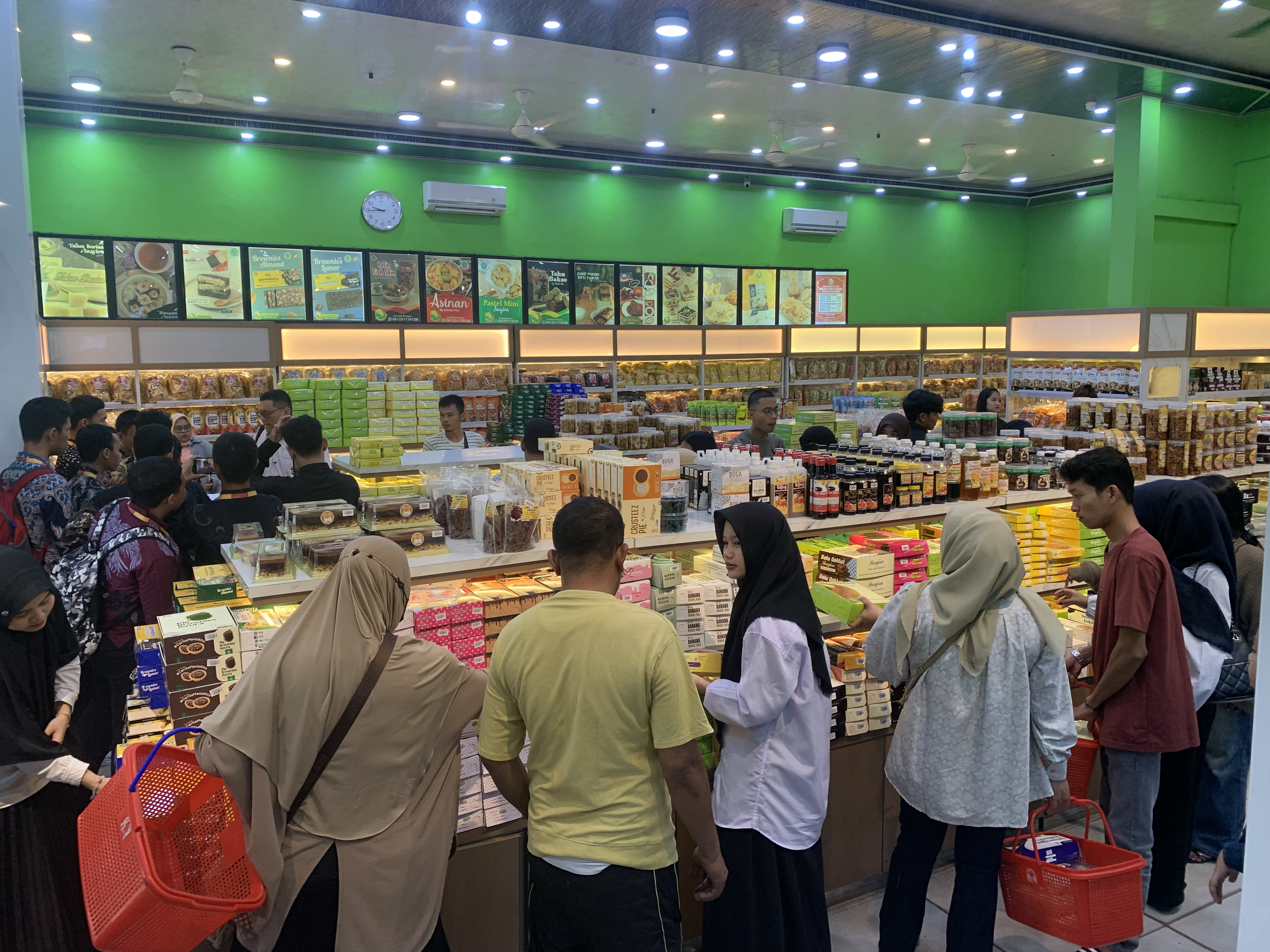 Koleksi oleh-oleh dan produk tradisional Toko Insyira
